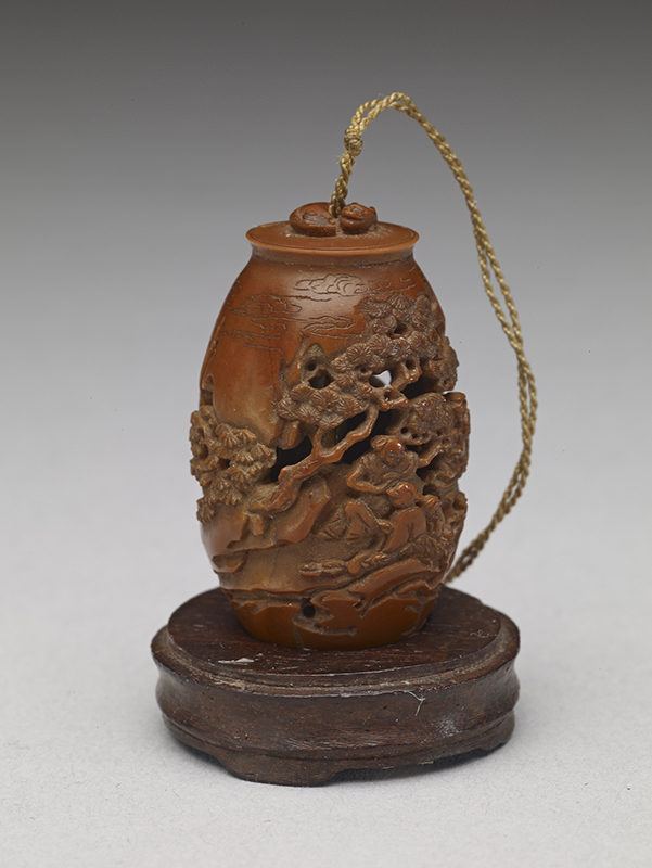 清　十七、十八世紀　陳子雲　彫橄欖核松陰漁楽扇墜