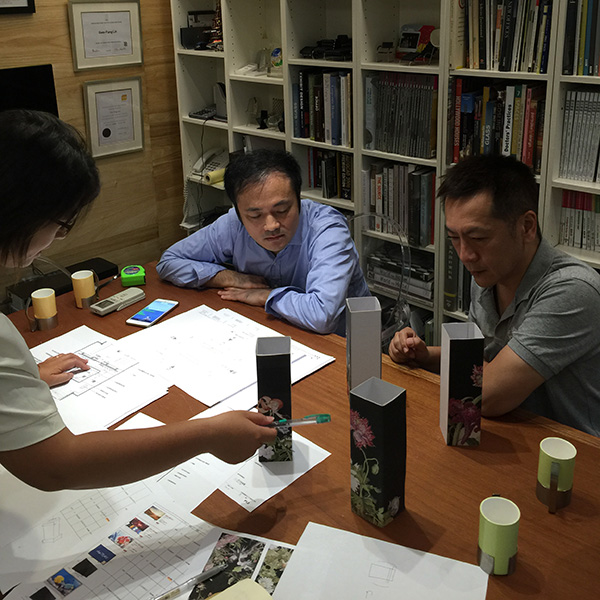 Director Shiwei Wang and staff from the design company for 