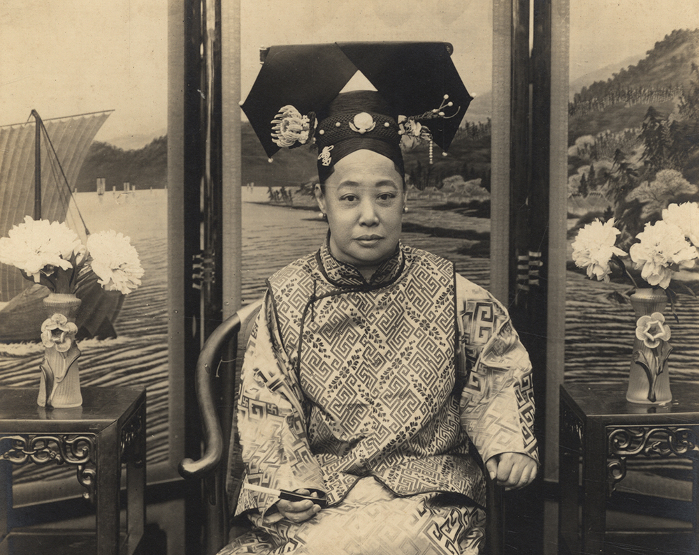 Dowager Consort Duankang sitting