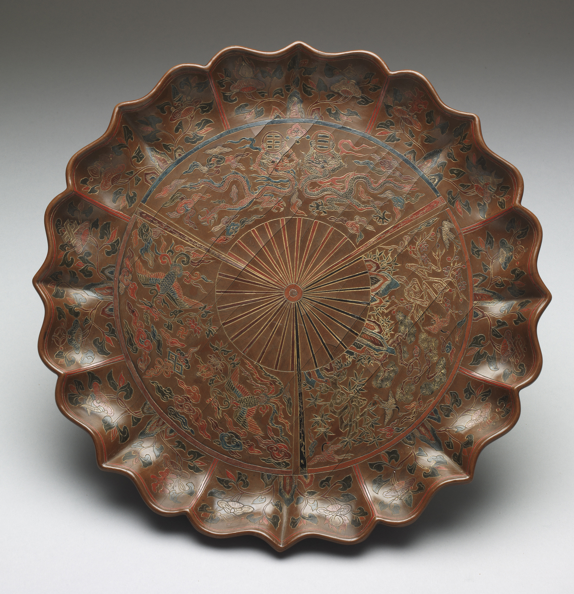 Eight-petal polychrome lacquer plate with auspicious patterns and engraved gold design