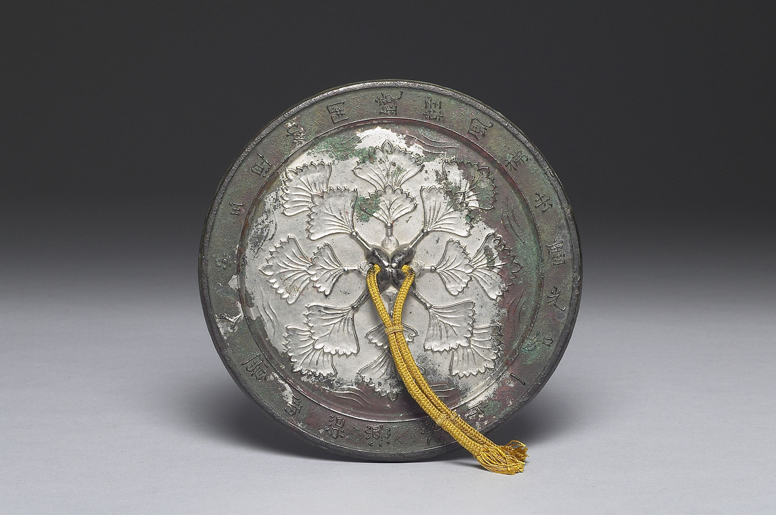 “Yuxia” Bronze Mirror Decorated with Ginkgo Leaves