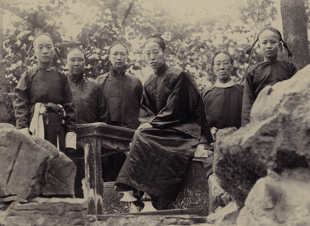 Empress Dowager Longyu and palace eunuchs in the Yuhuayuan Imperial Graden