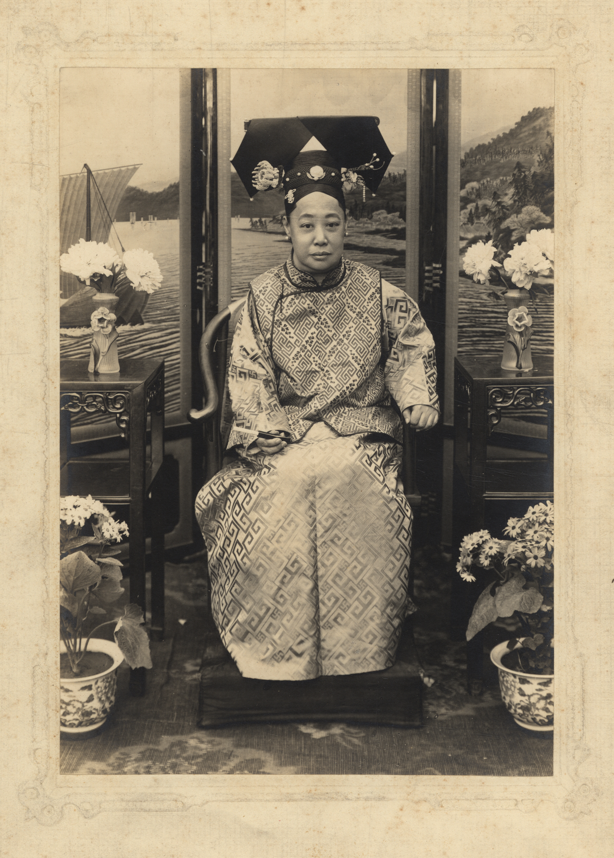 Dowager Consort Duankang sitting
