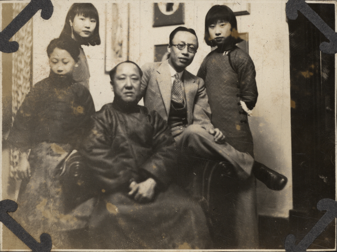 溥儀と父、兄弟姉妹の家族写真