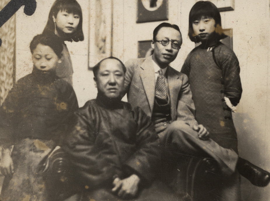 溥儀と父、兄弟姉妹の家族写真