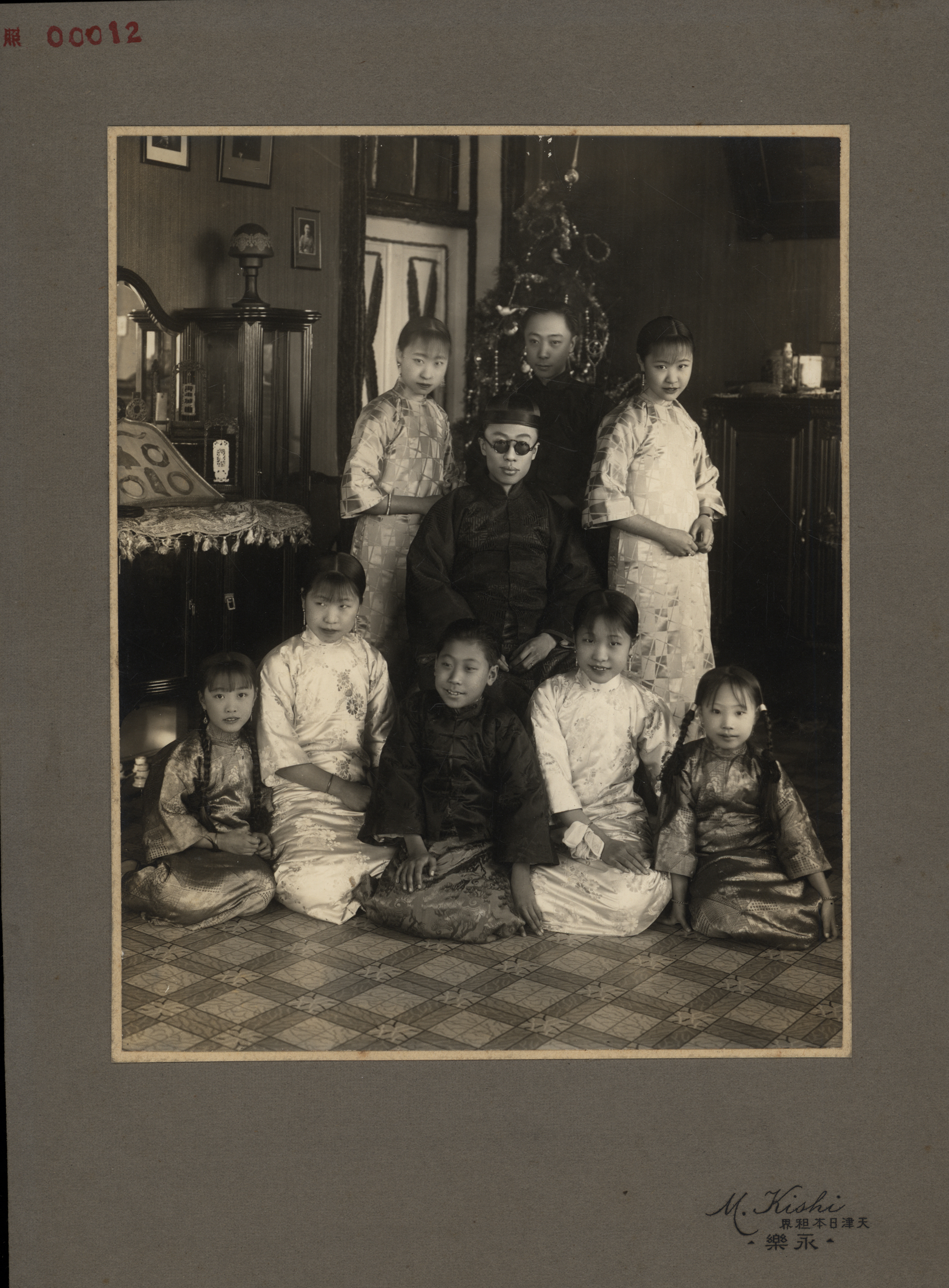 サングラス姿の溥儀及び兄弟姉妹八人の家族写真