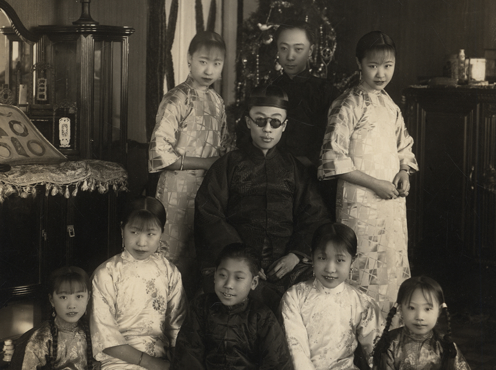 サングラス姿の溥儀及び兄弟姉妹八人の家族写真