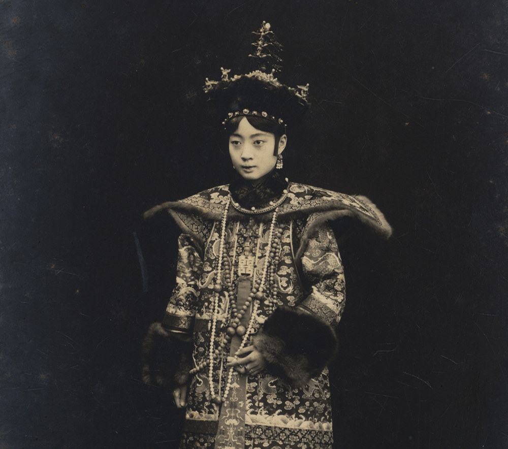 Portrait of Wanrong in court attire 
