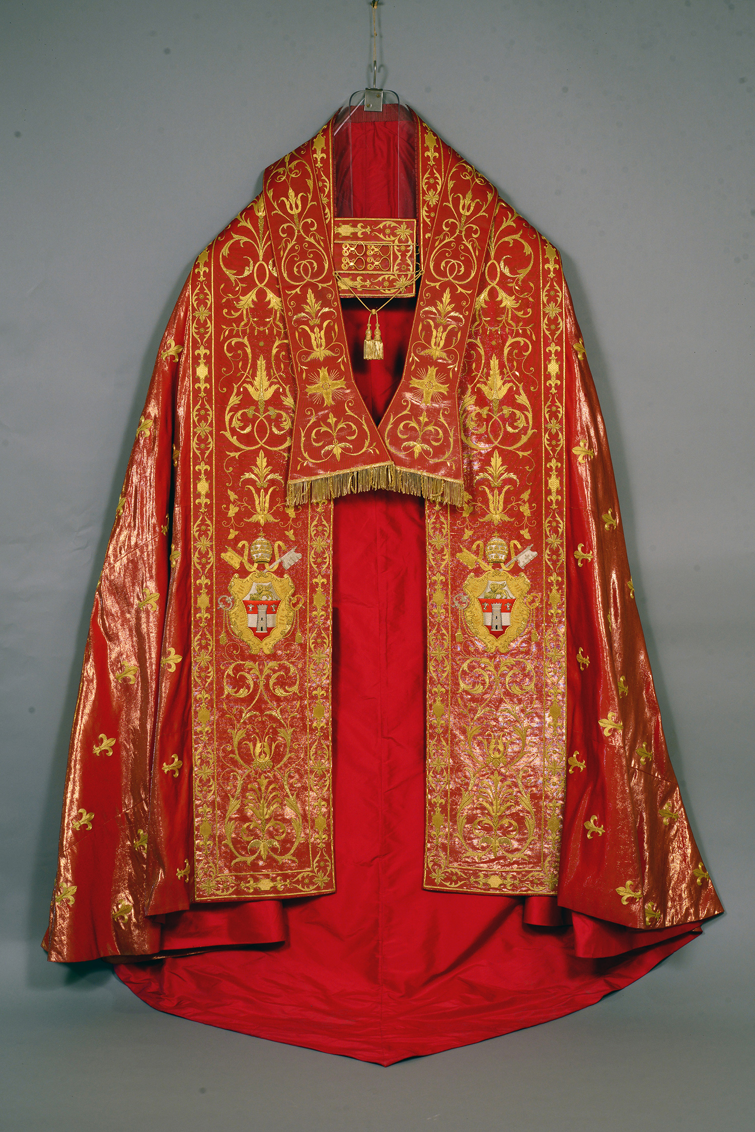 聖教宗若望二十三世（1958-1963在位）的紅色大圓氅與領帶