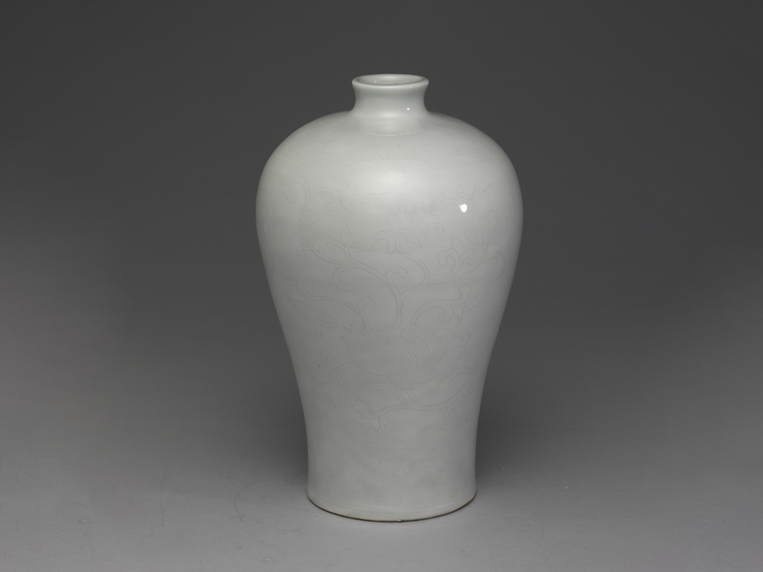 Meiping vase with lotus decoration in sweet-white glaze, Ming dynasty, Yongle reign (1403-1424)