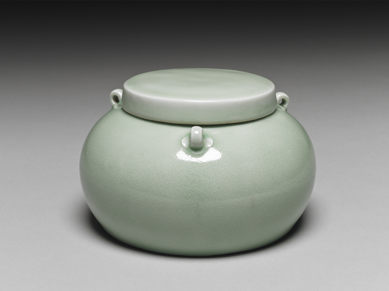 Lidded jar with three-knots in emerald green glaze, Ming dynasty, Yongle reign (1403-1424)