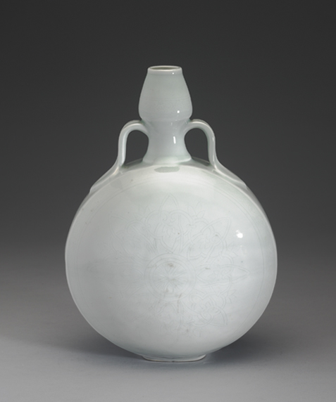 Gourd-shaped flask with paired belt-shaped handles and impressed flowers decoration in sweet-white glaze, Ming dynasty, Yongle reign (1403-1424)