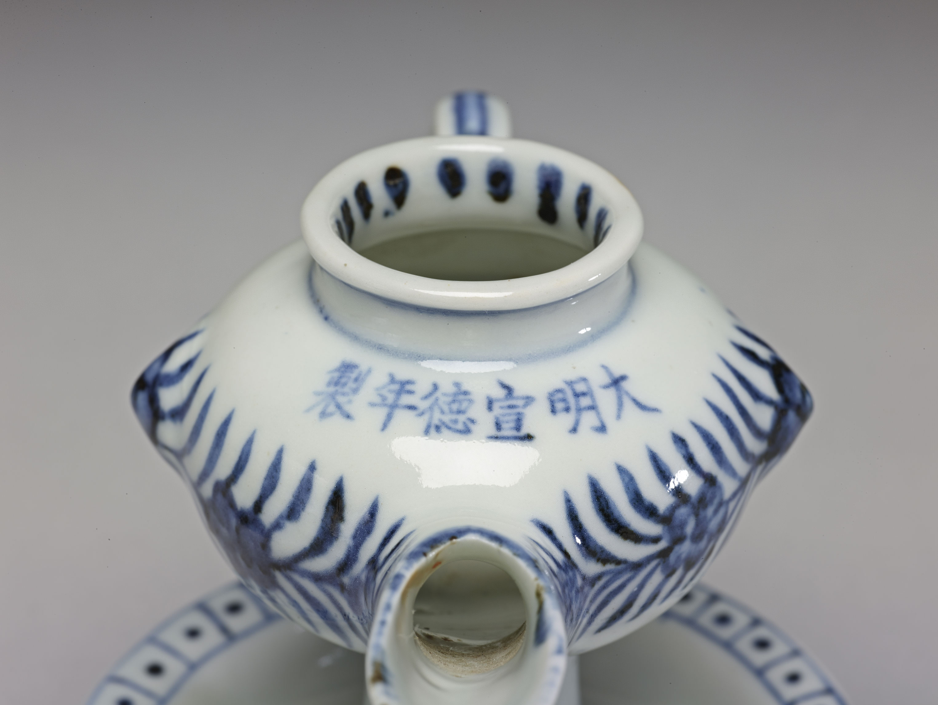 Lamp with floral decoration in underglaze blue