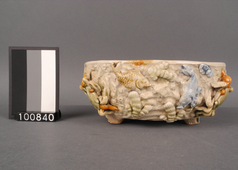 White-glazed narcissus plate adorned with mitten crab designs
