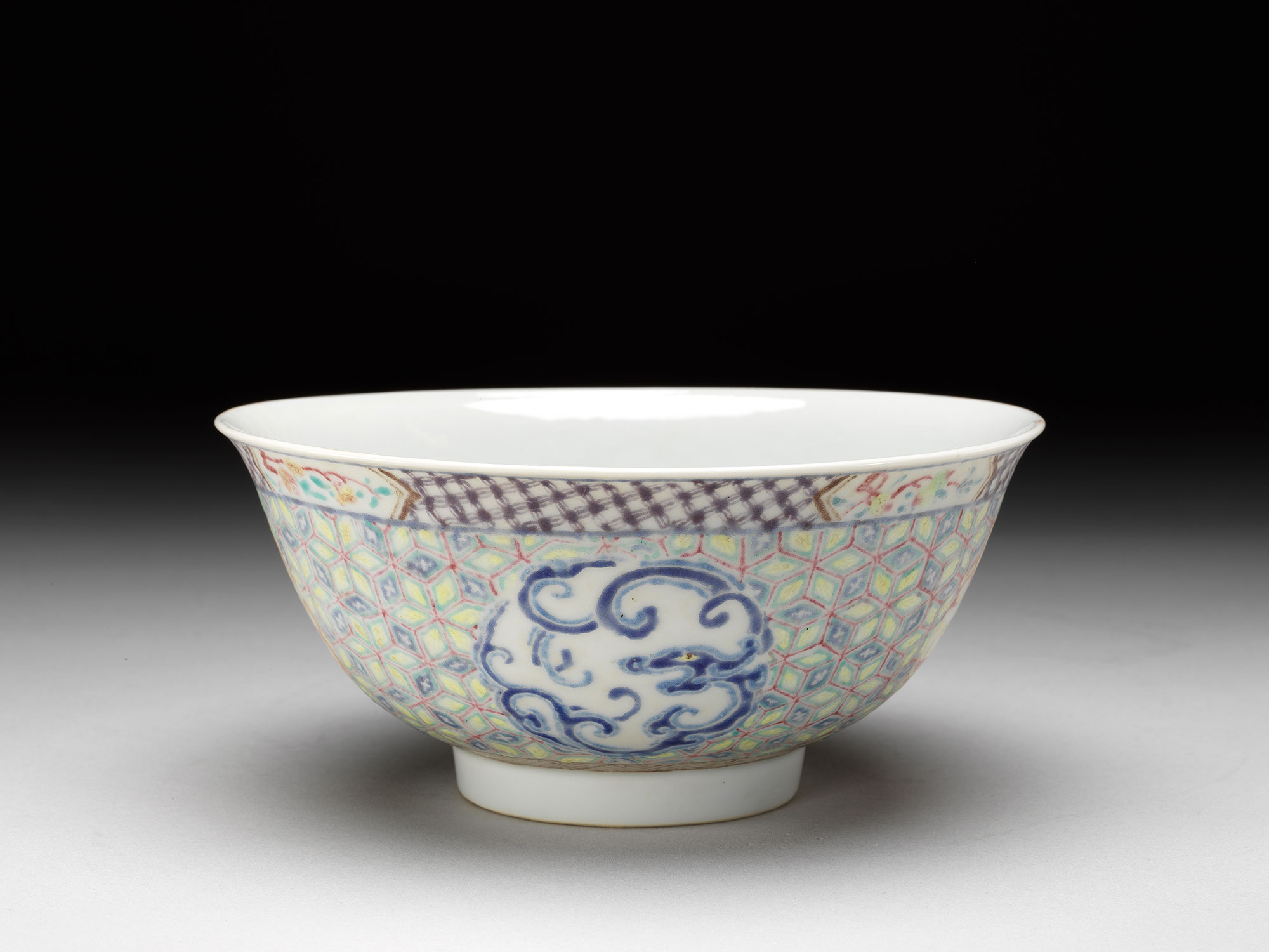 Bowl with coiled chi dragon and cubic patterns Mark of da ming hongzhi nian zhi