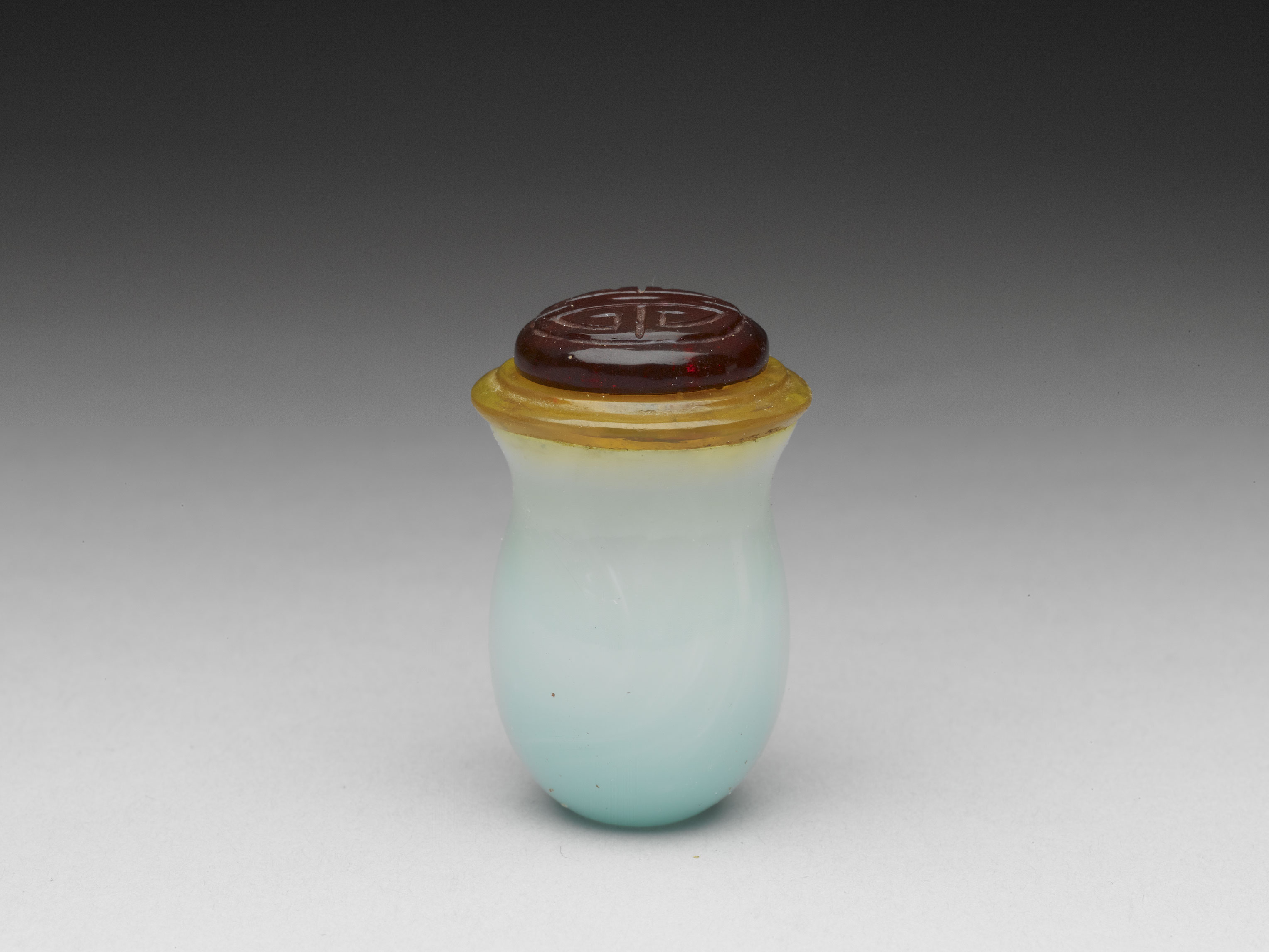 清 十八/十九世紀 淡藍色玻璃鼻煙壺