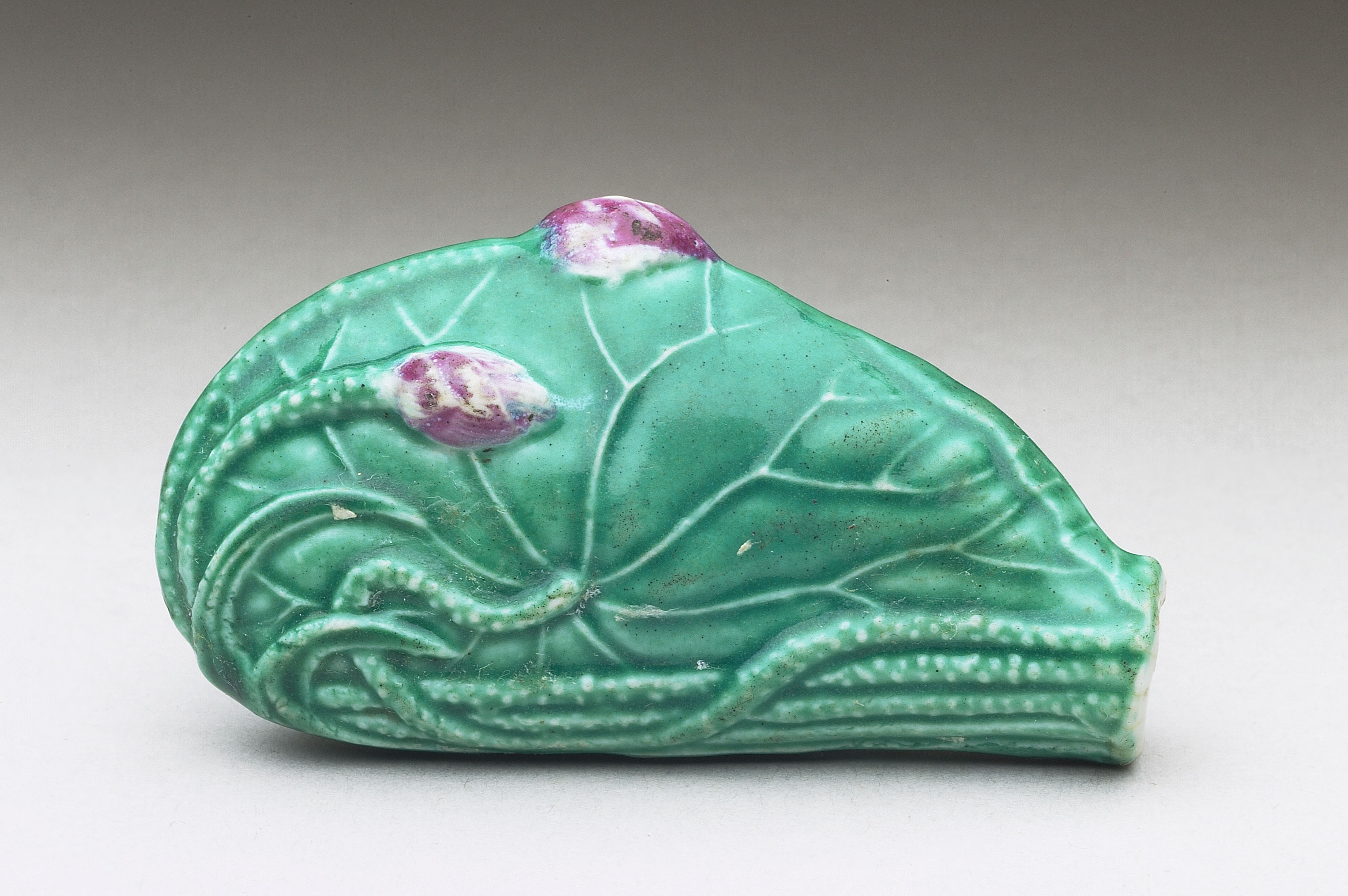 清 十九世紀 瓷胎綠釉荷葉形鼻煙壺