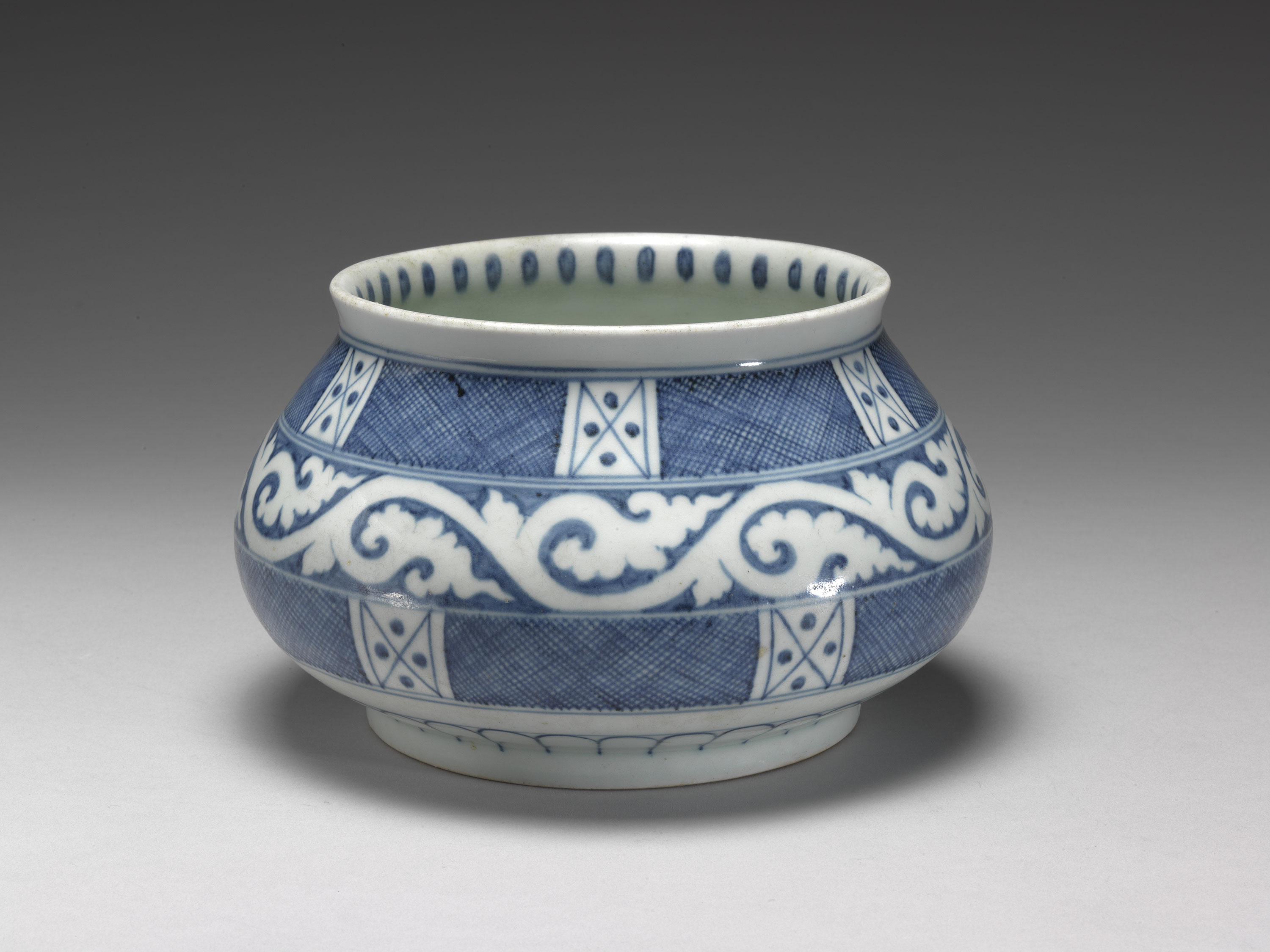 Lidded jar with leaf scrolls and diagonal check pattern in underglaze blue
