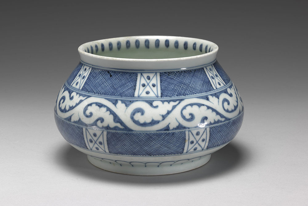 Lidded jar with leaf scrolls and diagonal check pattern in underglaze blue_preview