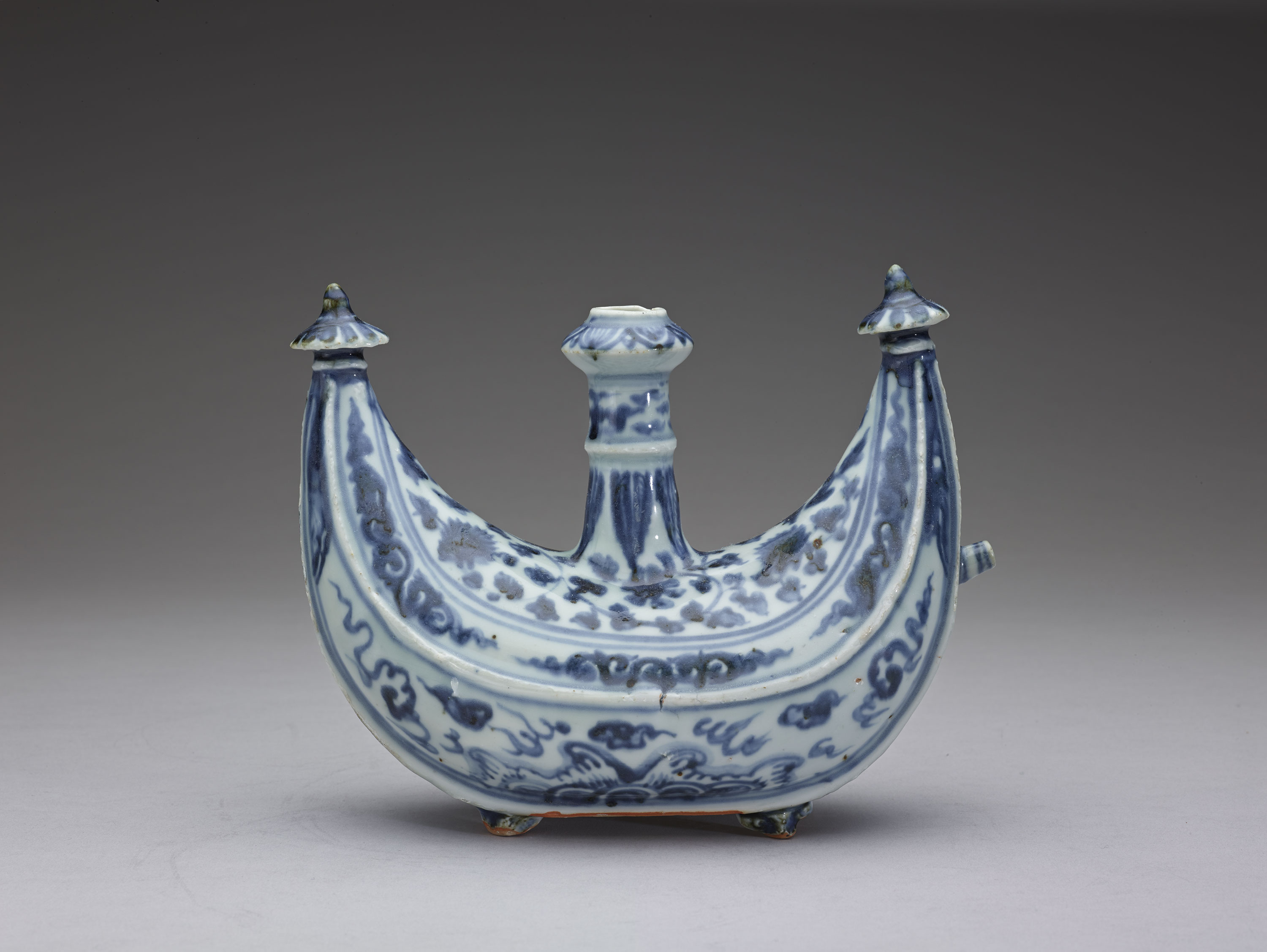 Junchi water vessel with a crescent shape body in underglaze blue