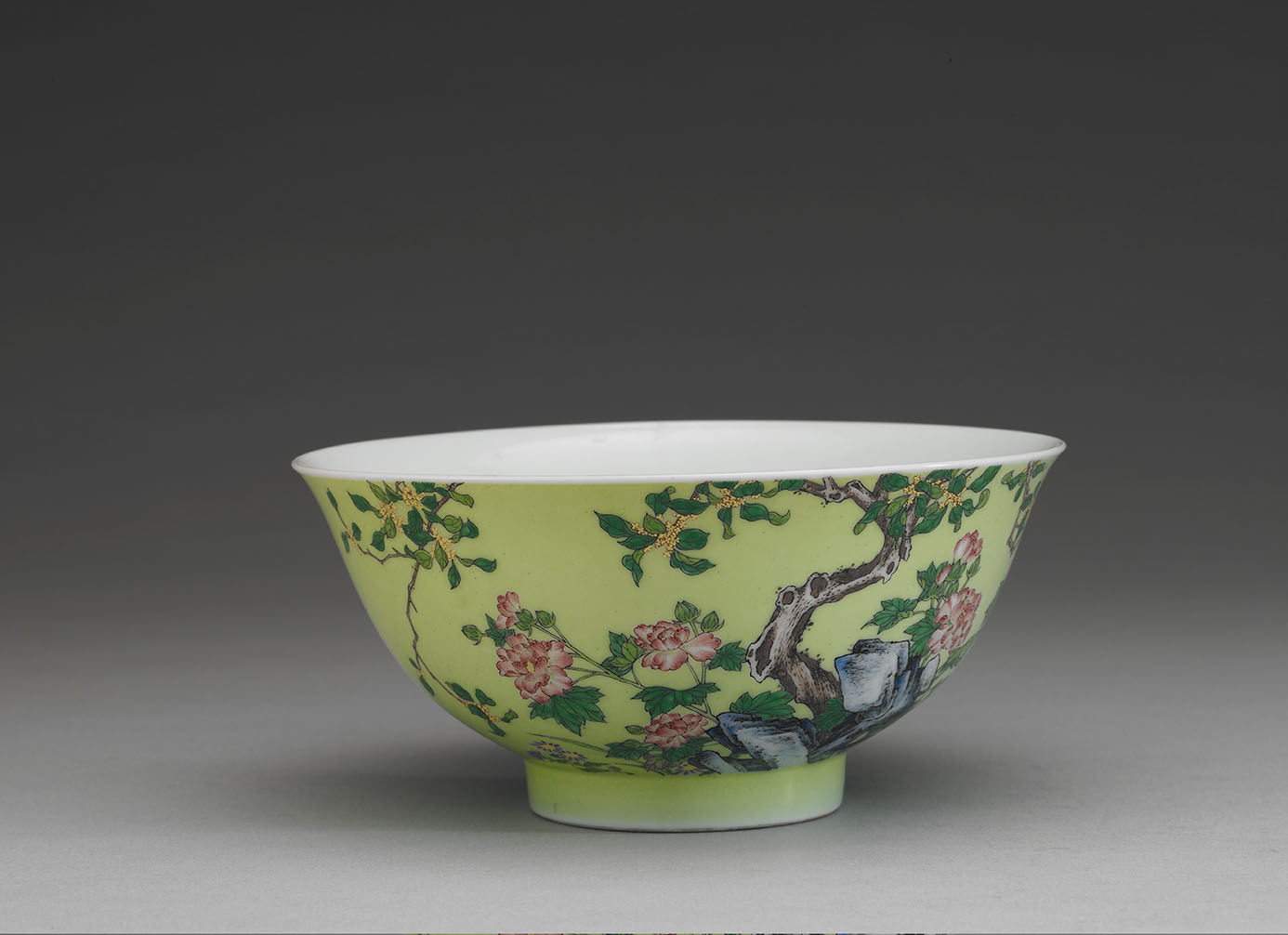 Bowl with cotton roses and osmanthuses on a green ground in painted enamels