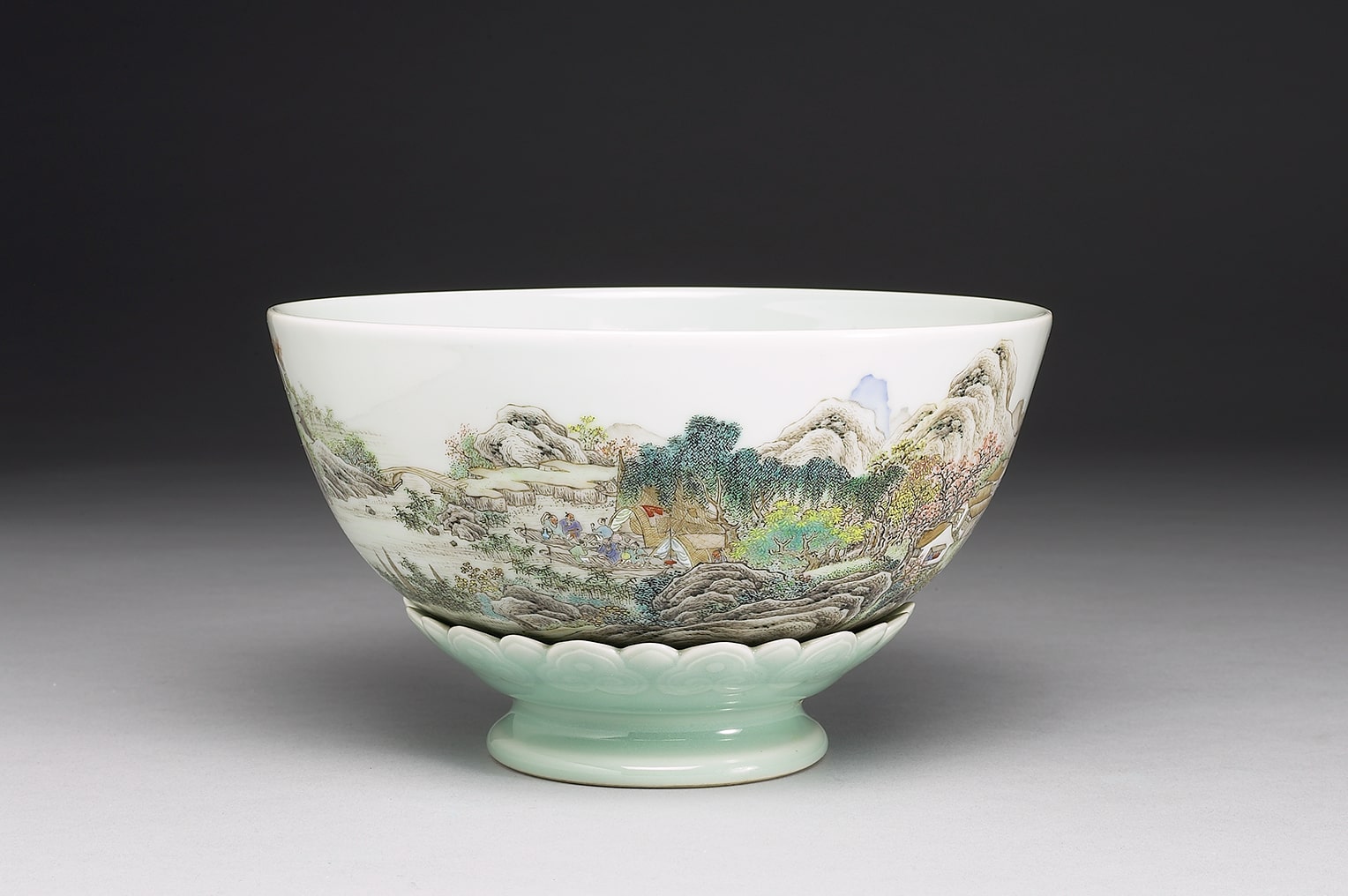 Revolving bowl with 'Finding Pleasure in a Fishing Village' motif in yangcai painted enamels