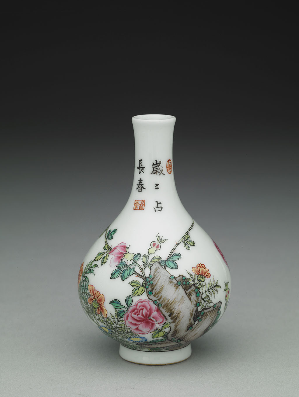 Vase with flower in falangcai painted enamels
