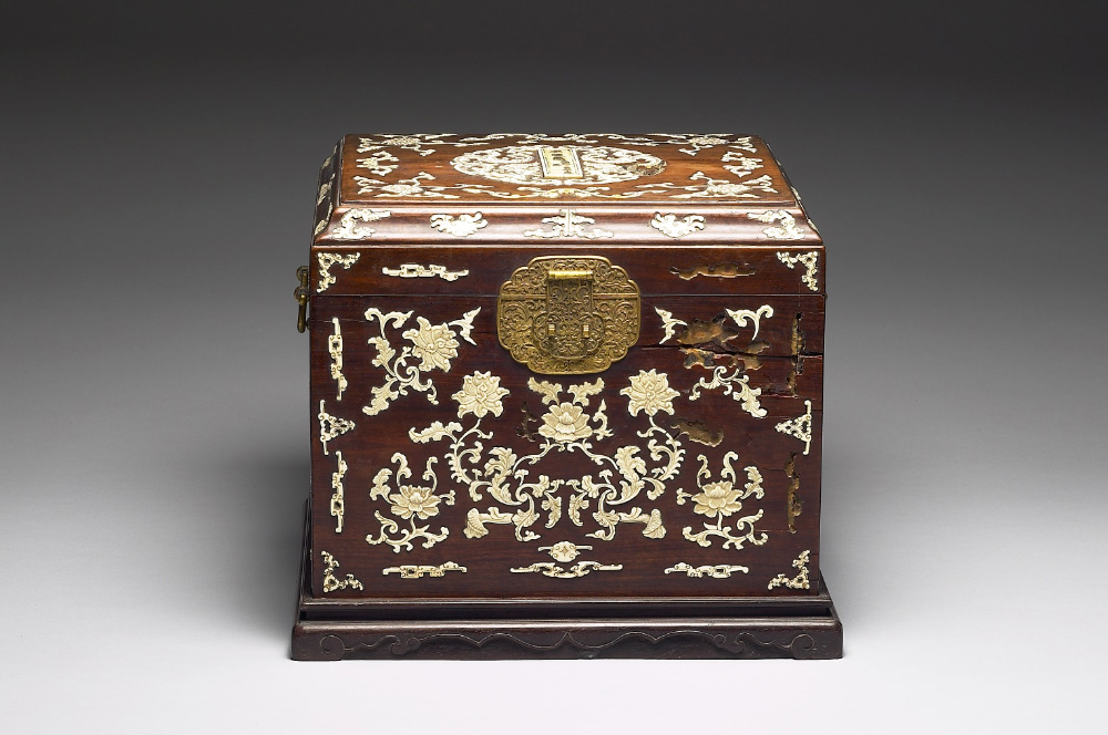 "A Garland of Treasures" curio box