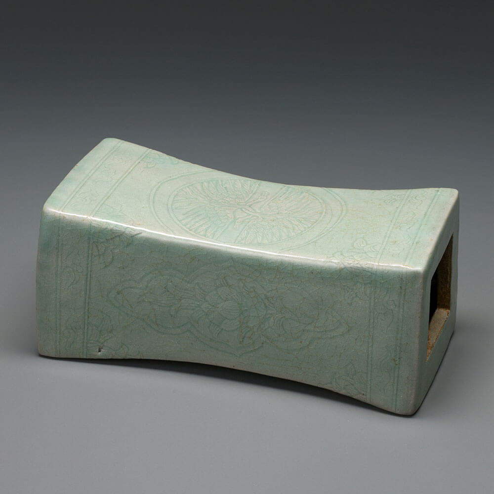 Pillow with carved paired-crane decoration in celadon glaze_preview