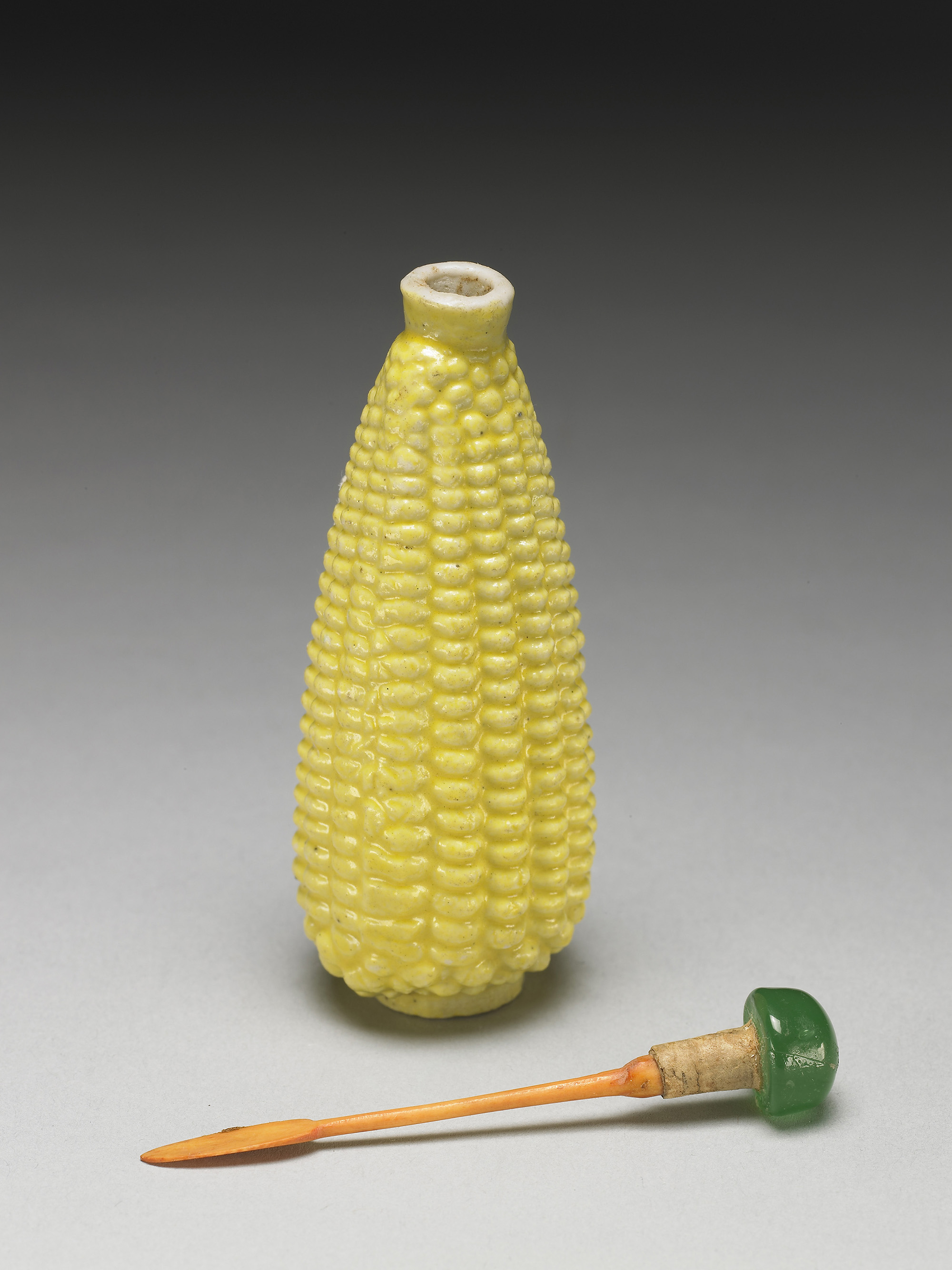 清　十九世紀　瓷胎黃釉玉蜀黍形鼻煙壺