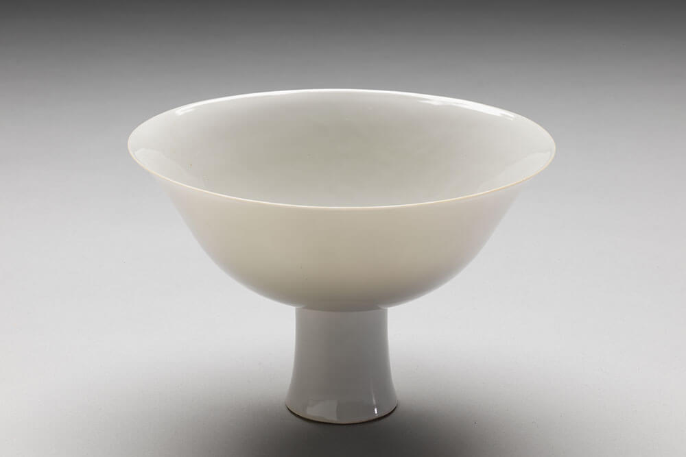 Stem bowl decorated with dragon and cloud in sweet-white glaze_preview