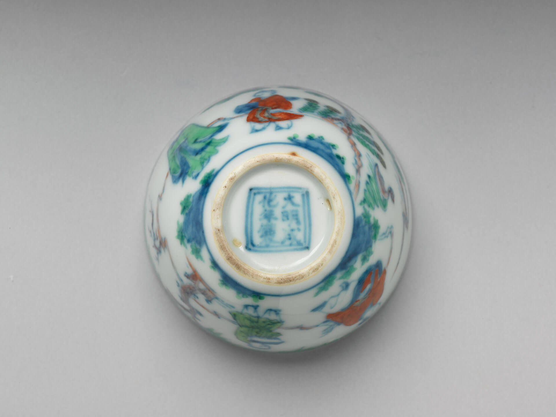 Cup decorated with figures in doucai polychrome enamels