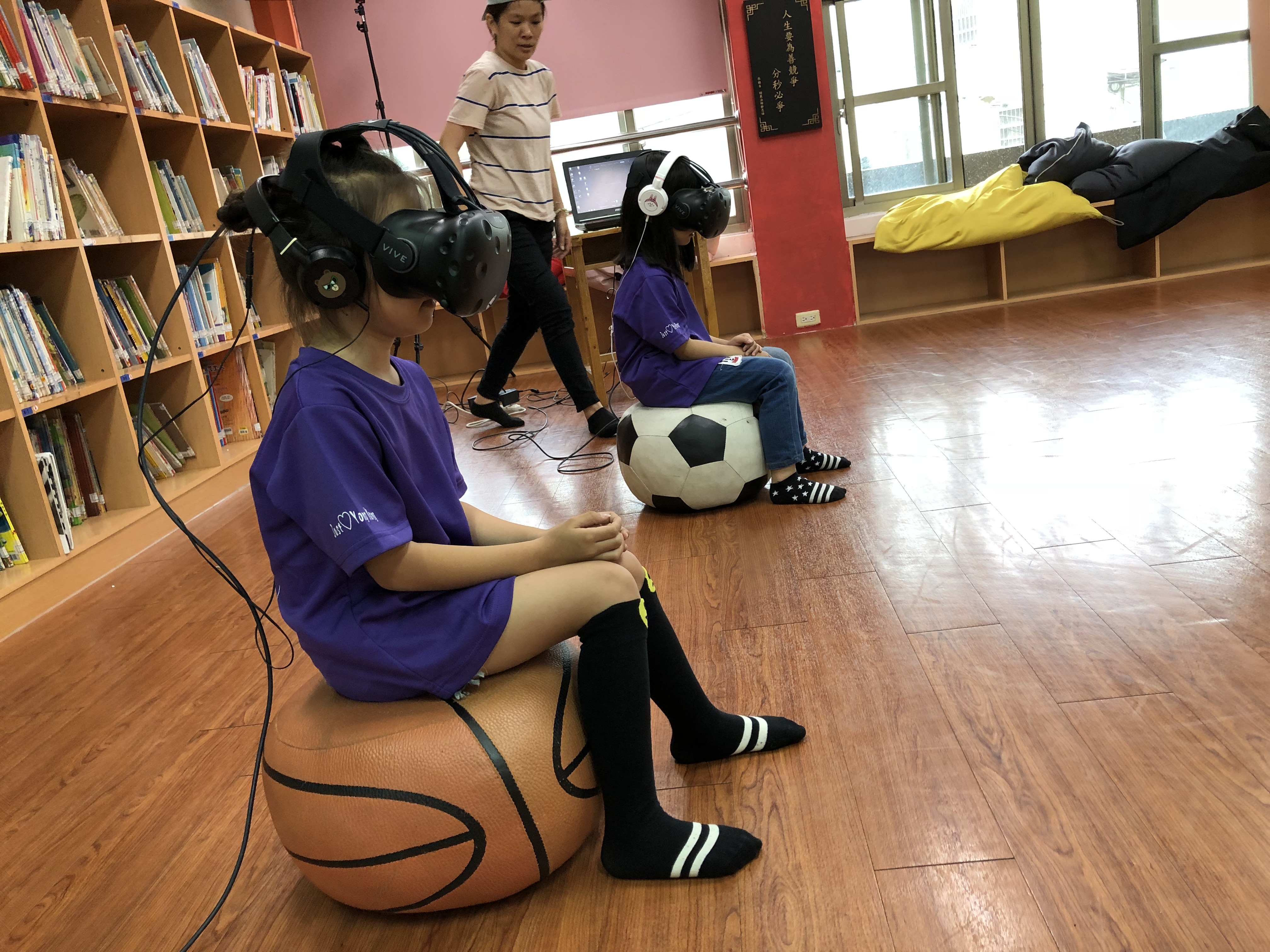 同學戴上VR頭盔觀看VR影片