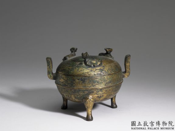 Amalgam-gilt ding cauldron with three animals on the lid, early
