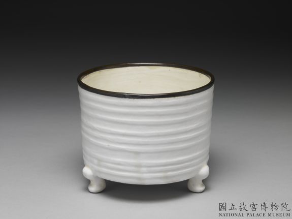 Zun vessel with linear pattern in white glaze, Jin to Yuan dynasty, 12th-14th century