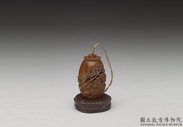 清 十七、十八世紀 陳子雲 雕橄欖核松陰漁樂扇墜