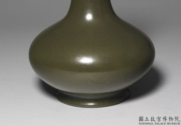 Long-necked vase with tea-dust glaze, Qing dynasty, Qianlong reign