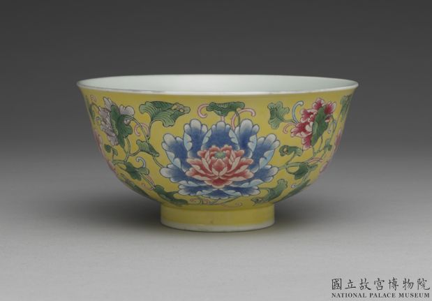 清 康熙 瓷胎畫琺瑯黃地牡丹碗