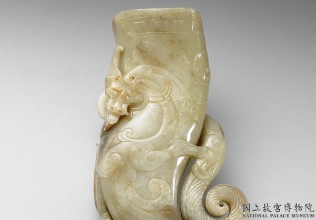 西漢早期 龍鳳紋玉角形杯