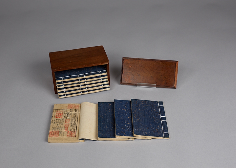 Books in the Palm of Your Hand: the Kerchief-box Editions in the National Palace Museum Collection_1