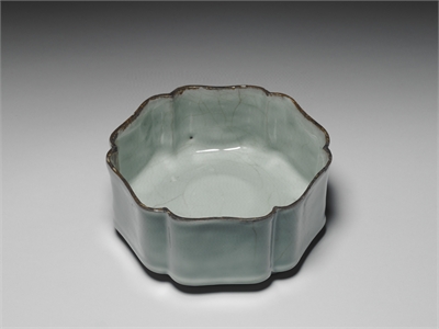 Hibiscus-shaped Washer with Bluish-green Glaze, Kuan ware