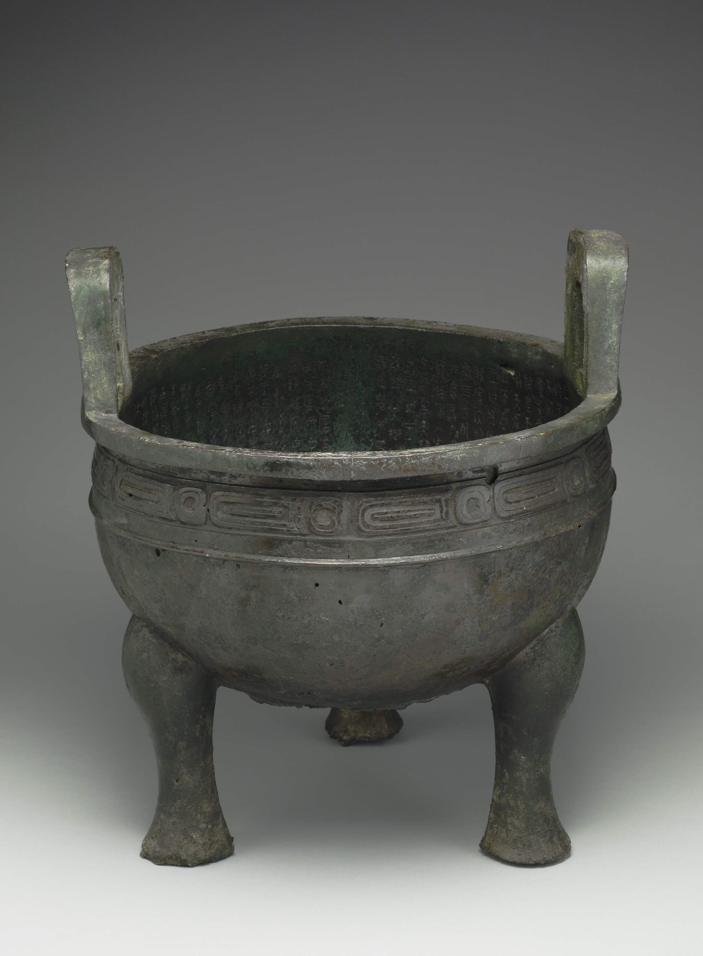 國立故宮博物院>典藏精選>”/></figure>



<p>The bronze cauldron was made around 8<sup>th</sup> century BC. There are 500 words carved inside the cauldron. It is the most word count bronze ever to be found. The inscriptions on the cauldron represent the greatest calligraphy art, and the content of the inscriptions can stand for the literature of the Chou dynasty. </p>



<figure class=