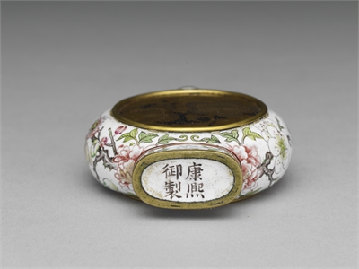 Copper-body Painted Enamel Snuff Bottle with a Maki-e Floral Lacquer Inlay